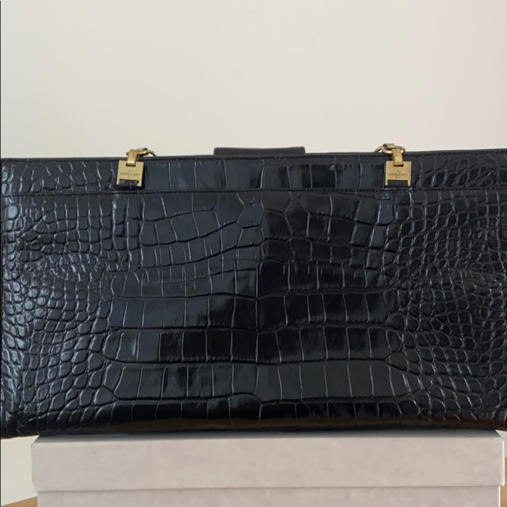 Leather structured bag with brushed gold hardware - Picture 3 of 7